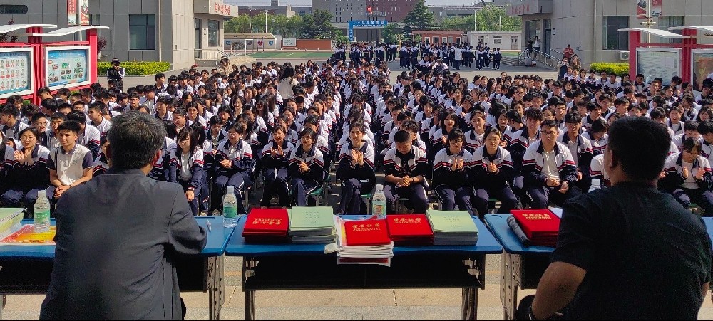 【绿泽在线】凝聚奋进力量，闪耀榜样光芒——青岛绿泽职业学校高一级部举行期中表彰大会