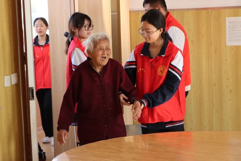 【绿泽|党建引领】情暖母亲节，爱心献老人——青岛绿泽职业学校赴日庄镇万林居家养老社区开展母亲节敬老活动