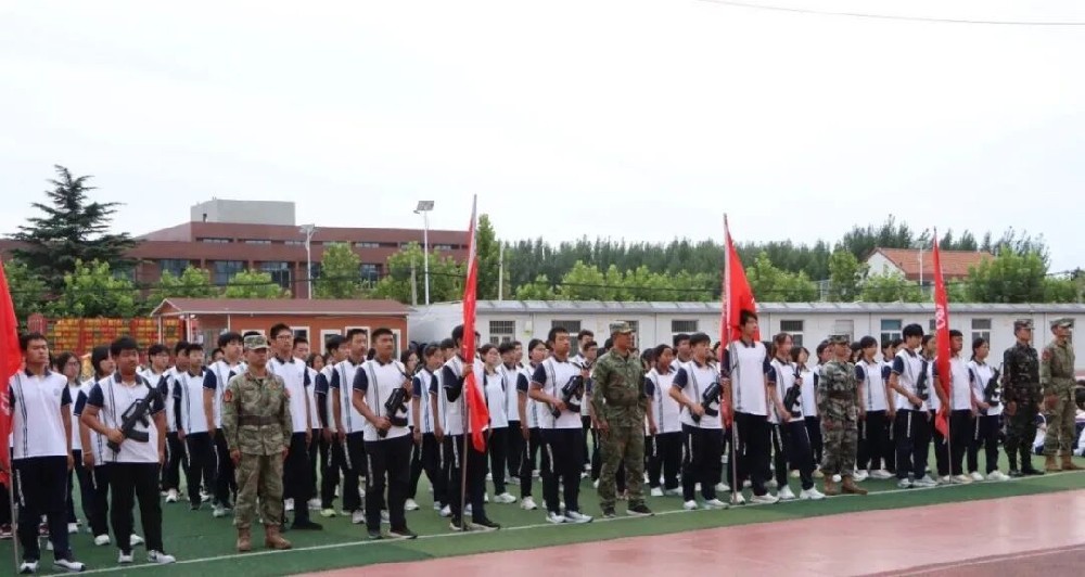 青岛绿泽职业学校2025级新生军训汇演圆满举行