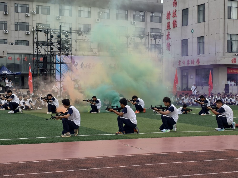 青岛绿泽职业学校2025级新生军训汇演圆满举行