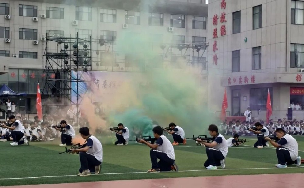 青岛绿泽职业学校2025级新生军训汇演圆满举行